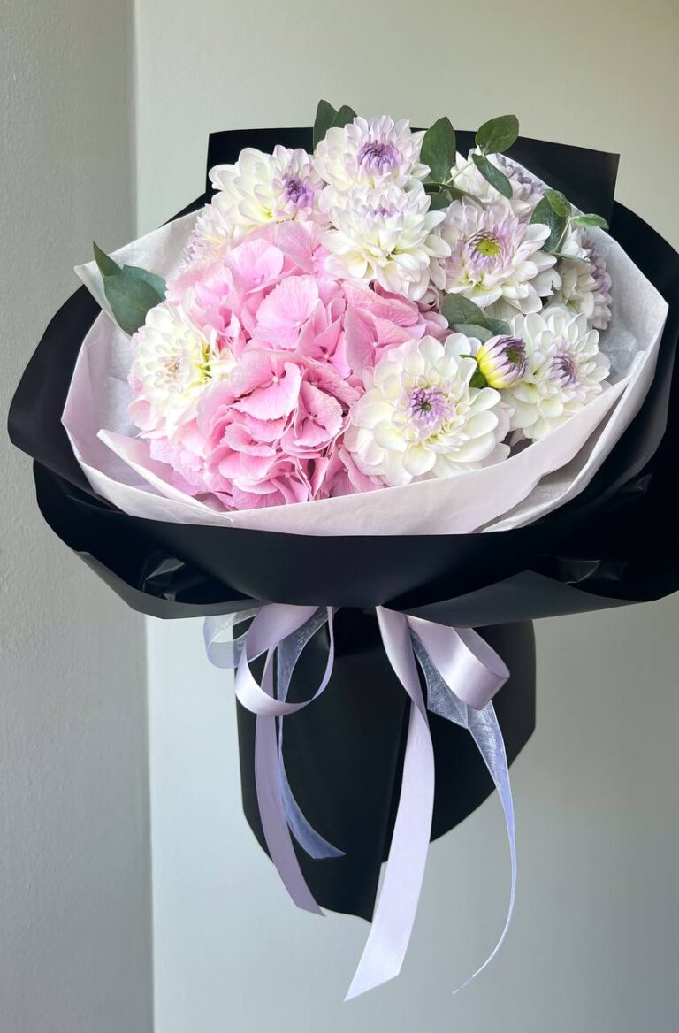 Авторський Букет у Чорній Упаковці: Мистецтво, Стиль та Елегантність від The Muse Mood Black